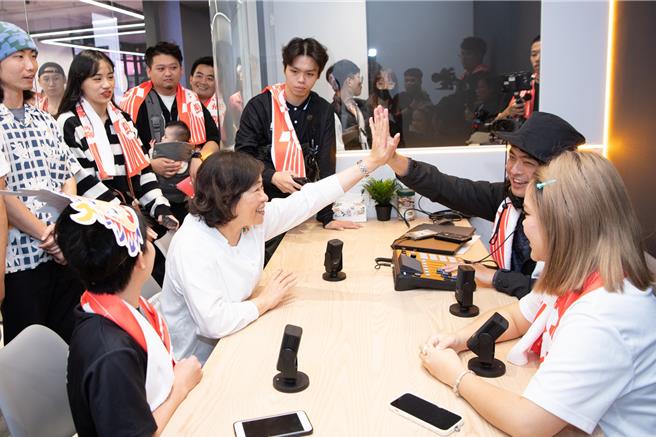 嘉义市长黄敏惠日前前往西市场视察，体验改造成果和数位青创基地。（嘉义市政府提供∕ 吕妍庭嘉义传真）