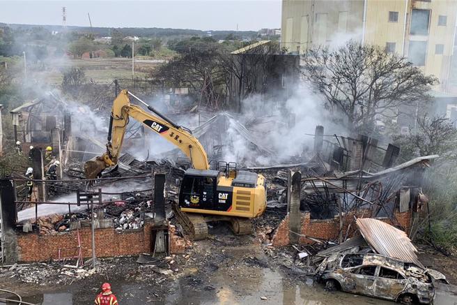 「北得記實業公司」發生火警，消防人員灌救到下午3時35分撲滅火勢。（新竹縣消防局提供／羅浚濱新竹傳真）