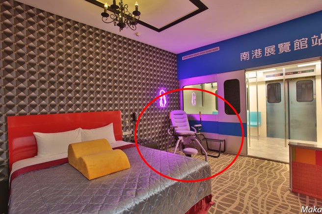 新北市一间汽车旅馆房间内的八爪椅被偷。(翻摄自 欲望实境娱乐汽车旅馆FB)
