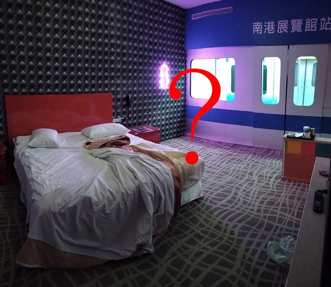 新北市一间汽车旅馆房间内的八爪椅被偷。(翻摄自 欲望实境娱乐汽车旅馆FB)