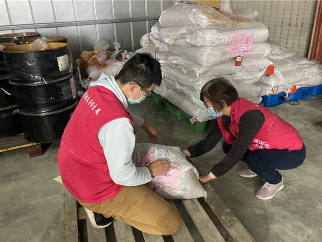 南投縣衛10日前往金福華食品貿易有限公司稽查該公司進貨津棧公司辣椒粉原料。（南投縣衛生局提供／馮惠宜南投傳真）
