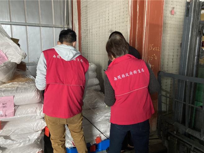 南投縣衛10日前往金福華食品貿易有限公司稽查該公司進貨津棧公司辣椒粉原料。（南投縣衛生局提供／馮惠宜南投傳真）