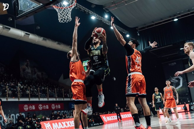 布依德持球强行突破两名领航猿洋将防守上篮。(梦想家提供)