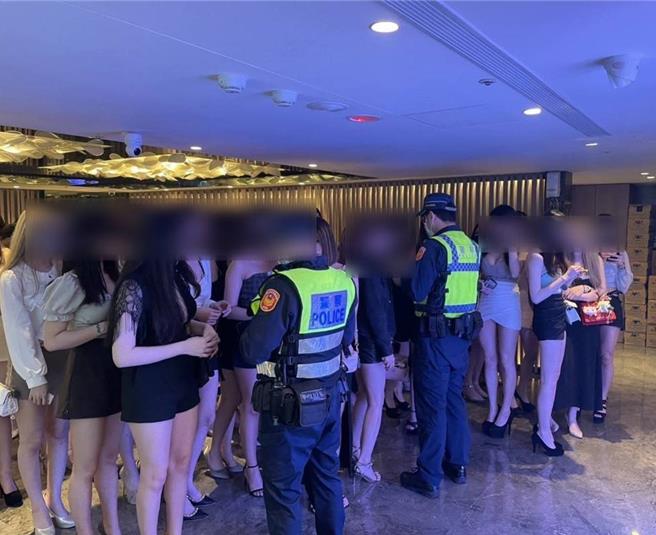 台北市中山警分局警員被酒店公關小姐指控始亂終棄，圖為警方臨檢酒店，非新聞當事人。（翻攝畫面）