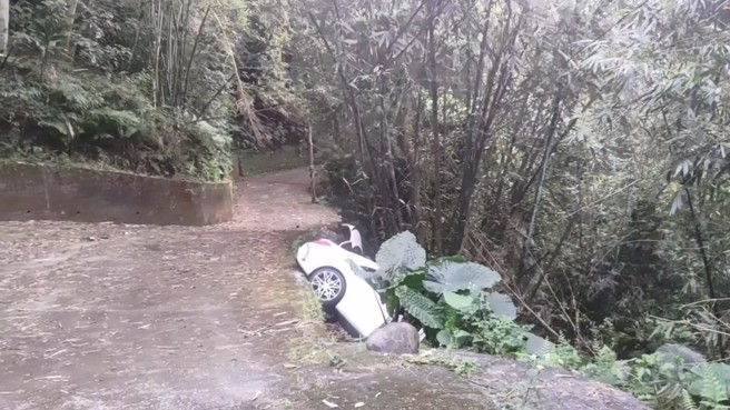 桃园警方10日中午接获一间汽车旅馆通知某间房退房后有大量血迹，以车追人惊见男命危独躺车内，目前全力缉凶中。(翻摄画面)