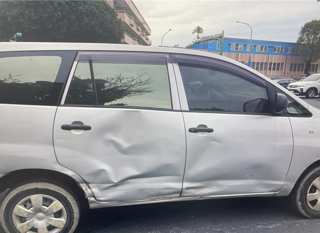 廂型車右側門板凹陷。（翻攝畫面）