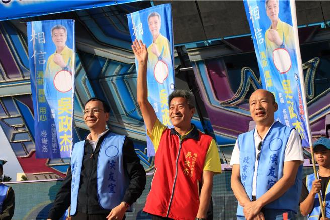 澎議員吳政杰（中）10日心包填塞後送台中榮總。圖為去年吳政杰臨危授命，代表國民黨參選立委挑戰尋求4連霸的民進黨立委楊曜。（本報資料畫面）
