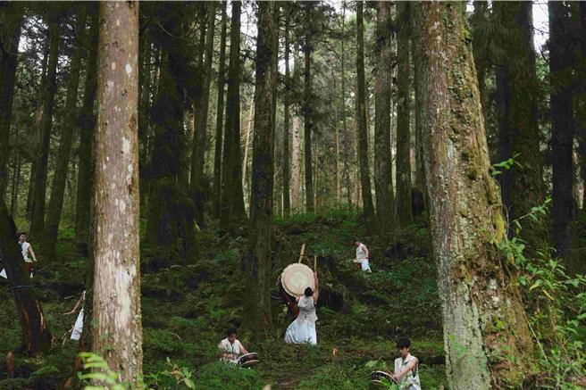 众擊坊於森林間帶來結合舞蹈及音樂的表演。（林業署嘉義分署提供∕呂妍庭嘉義傳真）