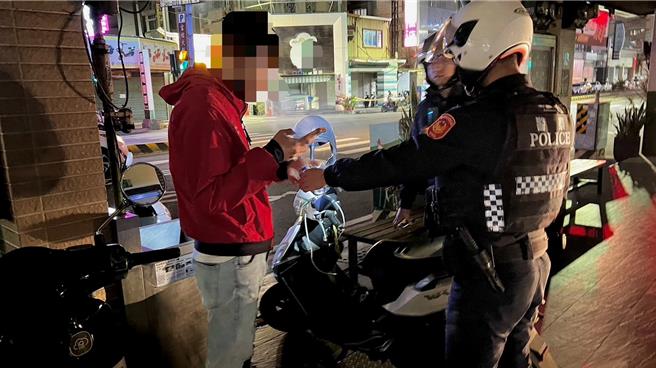 台南市警方10日凌晨3時許在成功路與國華街口逮獲沿騎樓騎車的蘇姓男子，車上起獲30包安非他命與K他命混合毒品。（讀者提供／程炳璋台南傳真）