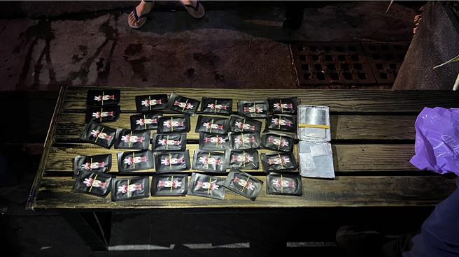 台南市警方10日凌晨逮獲蘇男，在其機車上搜出30包毒品。（讀者提供／程炳璋台南傳真）