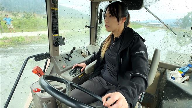 北漂女青陈文惠返回台东家乡务农，如今已是能独当一面的农耕机运转手。（萧嘉蕙摄）