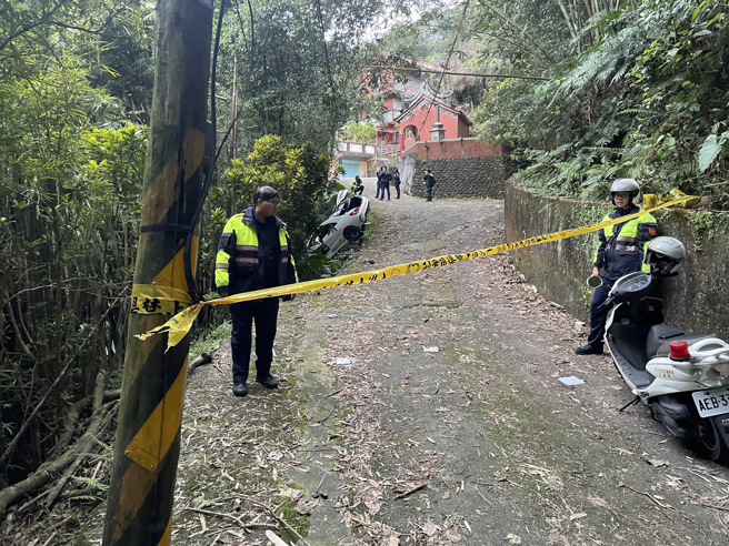摩铁溅血！桃园男遭殴打掳上车 新北衝进竹林被丢包命危（翻摄画面）