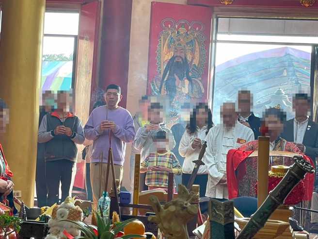 NONO（左二）被直擊在寺廟虔誠燒香拜拜。（翻攝馮語婷臉書）