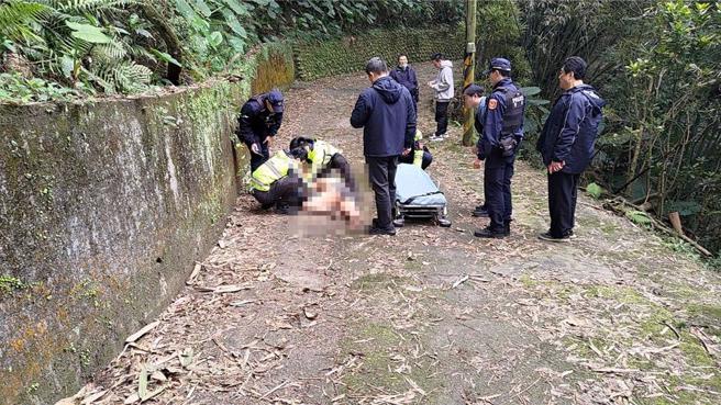 警消获报后到场发现，被害男子头部有外伤且失去生命迹象，紧急将男子送往医院抢救。（民眾提供／刘玮晴新北传真）