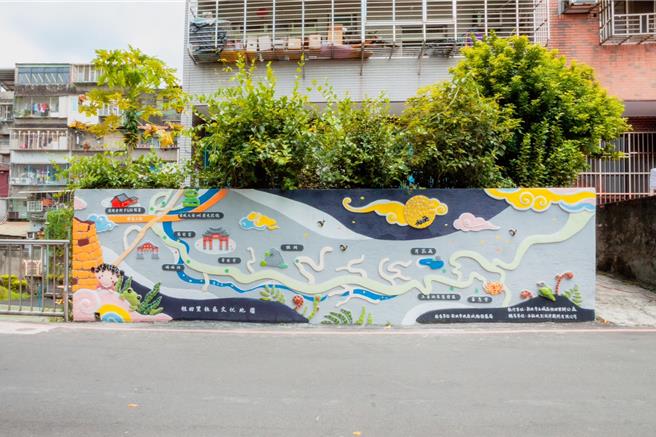 剪黏艺术设计溪头老街导览地图。（新北市城乡局提供／吕健豪新北传真）