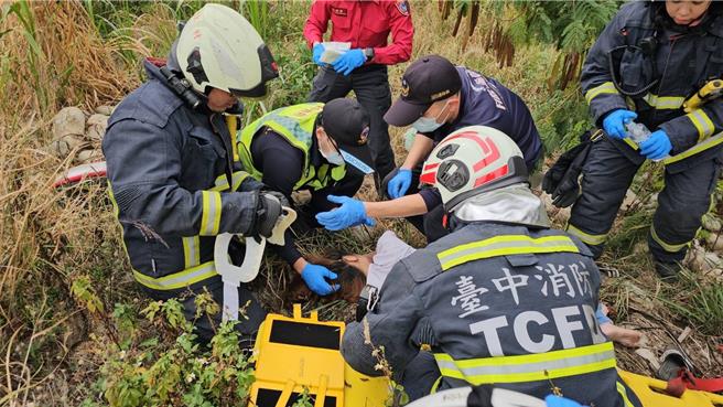 台中市李姓女子與丈夫發生爭吵後，墜落6米深河床，造成頭部撕裂傷、腿部骨折，由消防人員協助脫困送醫急救。（民眾提供／王煌忠台中傳真）