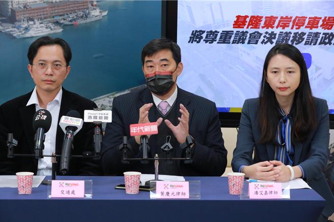 律师叶庆元（中）10日受访时表示，东岸广场相关争议，关键在于NET输了标案不甘愿，就冷饭热炒。（基隆市政府提供／张志康基隆传真）