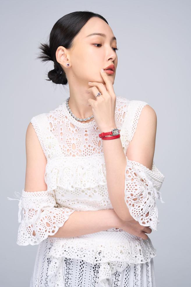有「小周迅」之稱的林映唯佩戴海瑞溫斯頓千萬珠寶，貴氣逼人，散發超強氣場。（JOJ PHOTO攝，專題企畫／中時時尚，服裝提供／CHLOE）