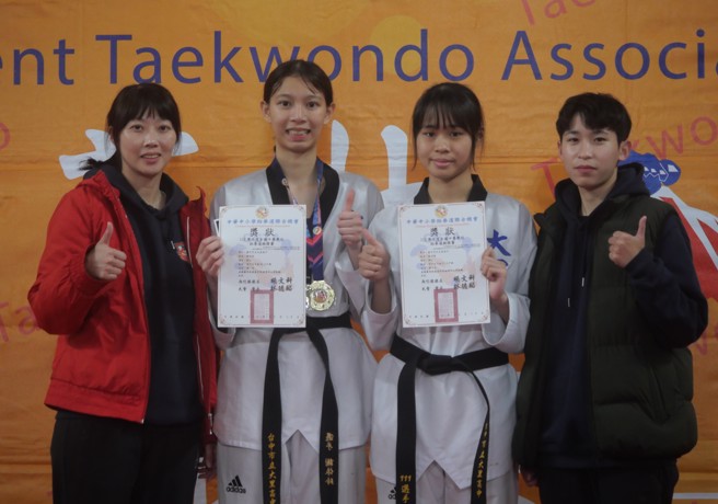 台中市大里高中謝依玲（左二）以連續4場直落二奪金。（大會提供）