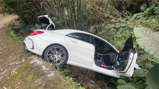 桃園警方在新北市樹林區山路裡發現車子栽進竹林裡，一旁陸姓男子傷痕累累，已失去生命跡象。(翻攝照片／蔡依珍桃園傳真)