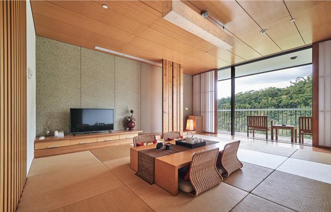 礁溪老爷酒店平均房价与住房率长期位居宜兰休閒度假饭店排行榜榜首，以稳定的服务品质和推陈出新的旅宿专案在市场占有一席之地。(礁溪老爷酒店提供)