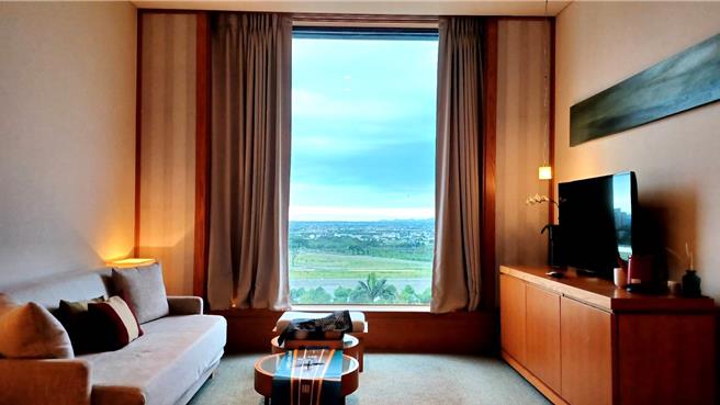 馆内客房提供「给老爷的明信片」，旅客写下与酒店的回忆，业者将抽出2组双人标准套房住宿券回馈客顾客，示意图。(陈韵萍摄)