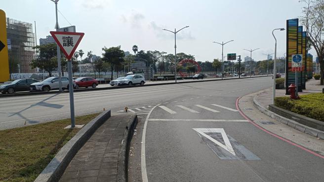 中正交流道南出匝道右转中正一路调整为让路标志及让路线（图片来源：高雄市交通局提供）