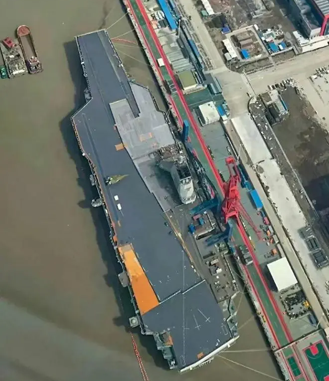 照片显示福建舰正在进行码头甲板涂装作业，目前甲板涂装已完成70成左右。（图／腾讯网）