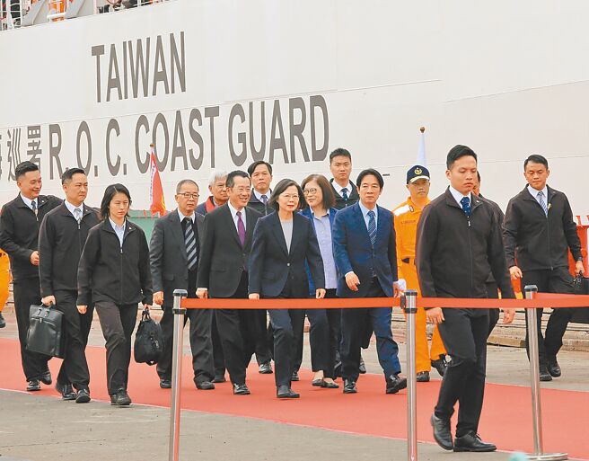 蔡英文总统（中）与副总统赖清德（中右）9日到高雄出席「海巡署嘉义级巡防舰第3艘云林舰交船暨第4艘4000吨级巡防舰命名下水联合典礼」，在视导云林舰后一同步下船舰，前往舰艏处与来宾合影。（台船公司提供）