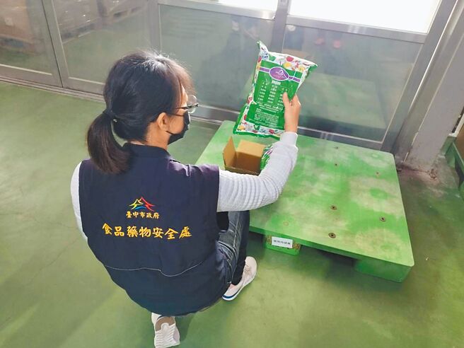 苏丹红辣椒粉风波，台中市食品药物安全处9日再公布新增使用问题辣椒粉的产品，要求下架回收，并持续前往下游稽查。（台中市政府提供）
