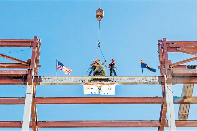 美媒报导美国将补助台积电逾50亿美元，以支援亚利桑那州建厂计画。图为台积电在亚利桑那州的第2座晶圆厂封顶前安装重要构件。（摘自台积电 LinkedIn）