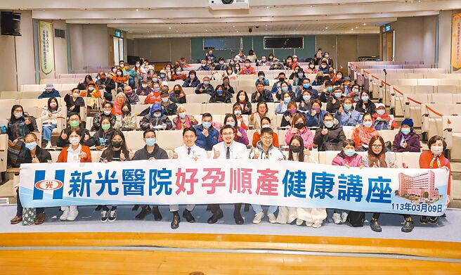 「旺旺中时生活讲堂—备孕到顺产 好孕必修课」9日在新光医院举行，由新光医院生殖中心主任李毅评（中）主讲「守护妇女健康与未来」，妇产科医师游正暐（中左）主讲「携手守护孕产儿安全」，吸引许多民眾到场参与。（粘耿豪摄）