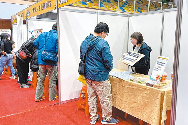 宜兰县政府9日举办今年首场就业博览会，51家厂商提供1200个职缺，平均月薪约3.3万元。（李忠一摄）