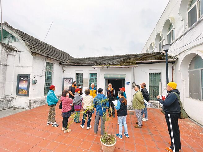 花莲「富里庄役所」已有近百年歷史，因老屋有安全疑虑，乡公所邀地方人士会勘讨论。（富里乡公所提供／王志伟花莲传真）