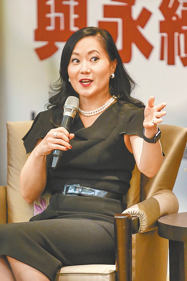 美媒曝光赵安吉是因误打倒车檔坠池而死。图为赵安吉2019年与台大EMBA校友及学生分享经验。（本报资料照片）