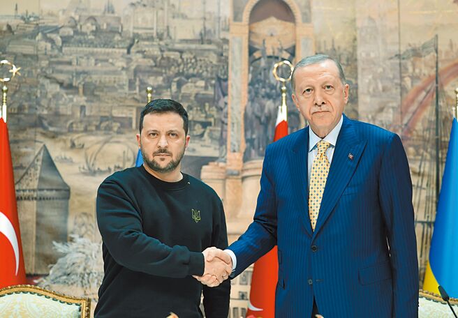 土耳其總統艾爾多安（右）8日在伊斯坦堡與烏克蘭總統澤倫斯基（左）會談後的聯合記者會上表示，土耳其準備主持俄羅斯和烏克蘭間的和平高峰會。但澤倫斯基立即拒絕了艾爾多安的提議。 （摘自艾爾多安社群媒體X）