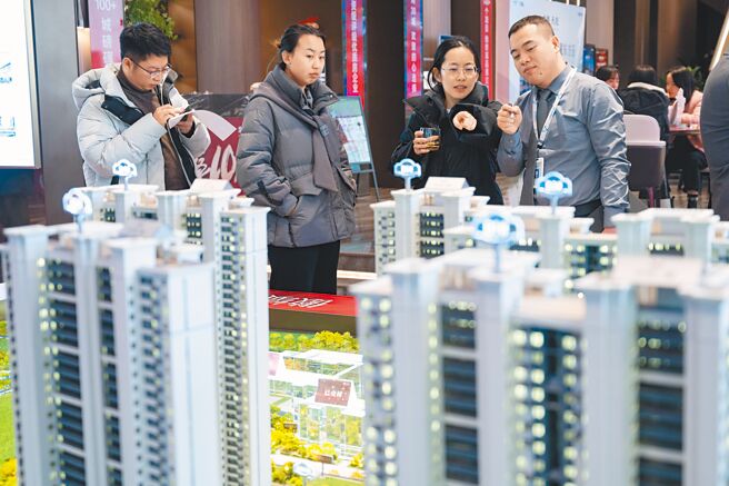 大陆住房和城乡建设部部长倪虹9日在民生主题记者会上表示，将聚焦稳市场、防风险、促转型这三方面开展工作。图为山西太原市民在接待中心看房。（中新社）