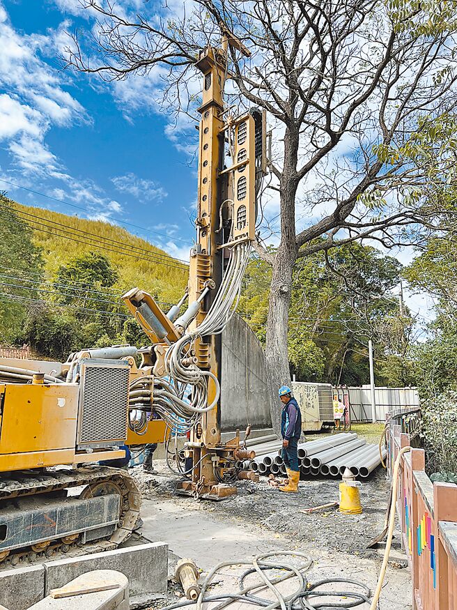 桃園市水務局為抗旱，在新屋、平鎮、龜山、大溪設置每日供水500噸抗旱備用水井，復興山區也有3處供水150噸水井，預計4月底完工。（桃園市水務局提供／賴佑維桃園傳真）