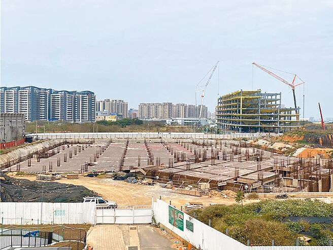 新竹市國際展演中心完工日遙遙無期，文化部考量工程重啟期程難評估，不再保留補助款，市府未來將採取「設定地上權」方式發包。（本報資料照片／王惠慧新竹傳真）