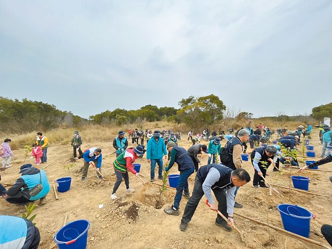 林業及自然保育署台中分署9日攜手台中市農業局，於大肚台地辦理「一起集點樹」植樹活動。（台中市農業局提供／陳淑娥台中傳真）