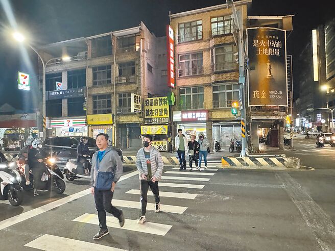 3岁余姓女童去年在台南市忠义路、成功路口过斑马线遭撞身亡后，该路口增设行人专用时相，并陆续完成退缩行穿线与增设庇护岛。（曹婷婷摄）