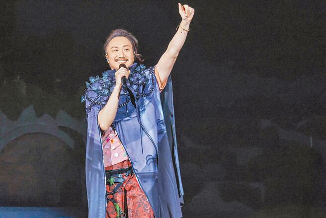 鄭中基9日二度攻蛋吸引上萬觀眾欣賞。（粘耿豪攝）