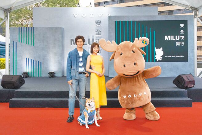 陈柏霖（左）9日带着爱犬和王净一起出席活动。（品牌提供）