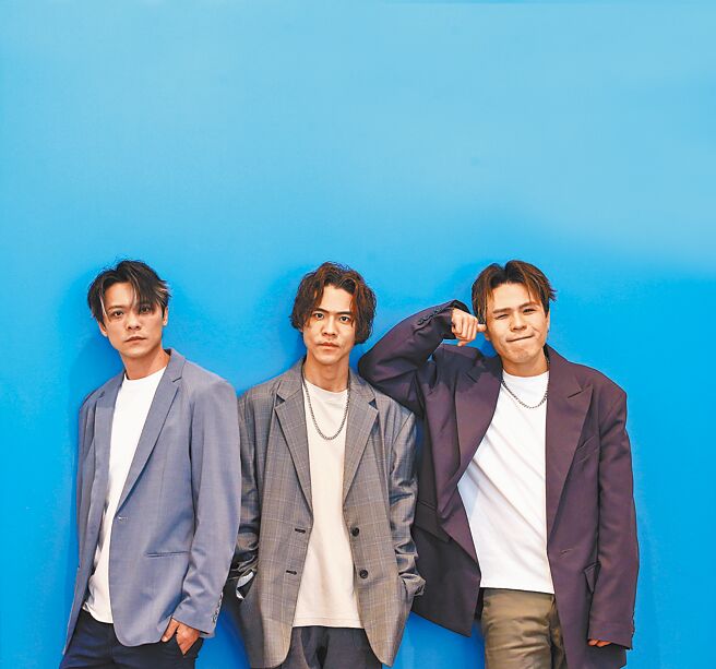 「李吴兄弟」由二哥邦崴（左起）、大哥润恩及三弟鸿恩组成。（邓博仁摄）