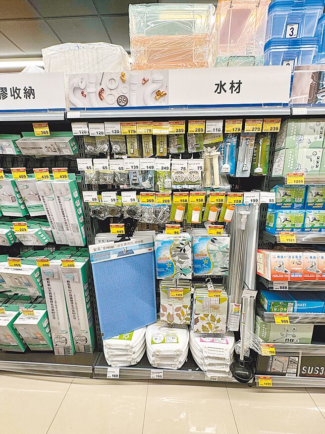 全联前镇广东三店内有卫浴及厨房五金专区，塑胶收纳品和水材都买得到。（古明弘摄）