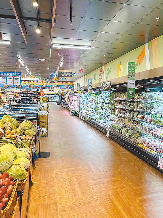 全联前镇广东三店的走道有2米4，比一般店型更宽敞，提升消费者购物体验。（古明弘摄）