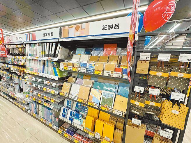 全联高雄前镇广东三店紧邻学校，特设置文具用品区，符合在地需求。（古明弘摄）