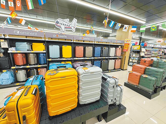 全联与大润发合作打造的全联高雄前镇广东三店设置行李箱专区。（古明弘摄）