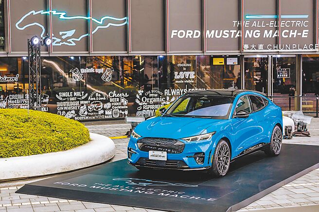 Ford旗下首款純電跑車Mustang Mach-E完美承繼Mustang燃油跑車的運動性能DNA（見圖），為了讓更多消費者體驗這匹純電烈馬的各項先進技術，福特六和祭出「唯E獨享」限時專案價，本月入主即享Select版179.9萬元、Premium版220.9萬元、GT版237.9萬元專案價，GT車型再享百萬0利率優惠，現省10萬元以上。（福特六和提供）
