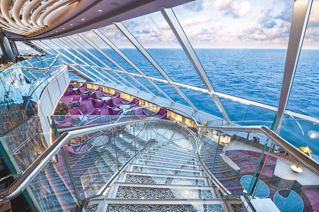 MSC地中海游艇会楼中楼海景酒廊。（MSC地中海邮轮提供）